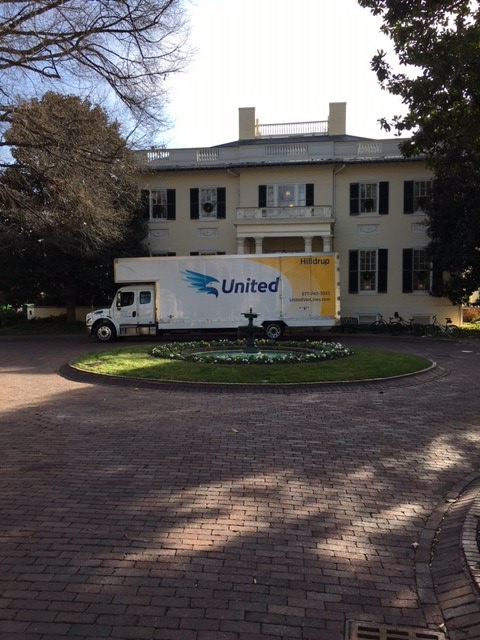 Hilldrup truck outside of Governor's mansion in Richmond