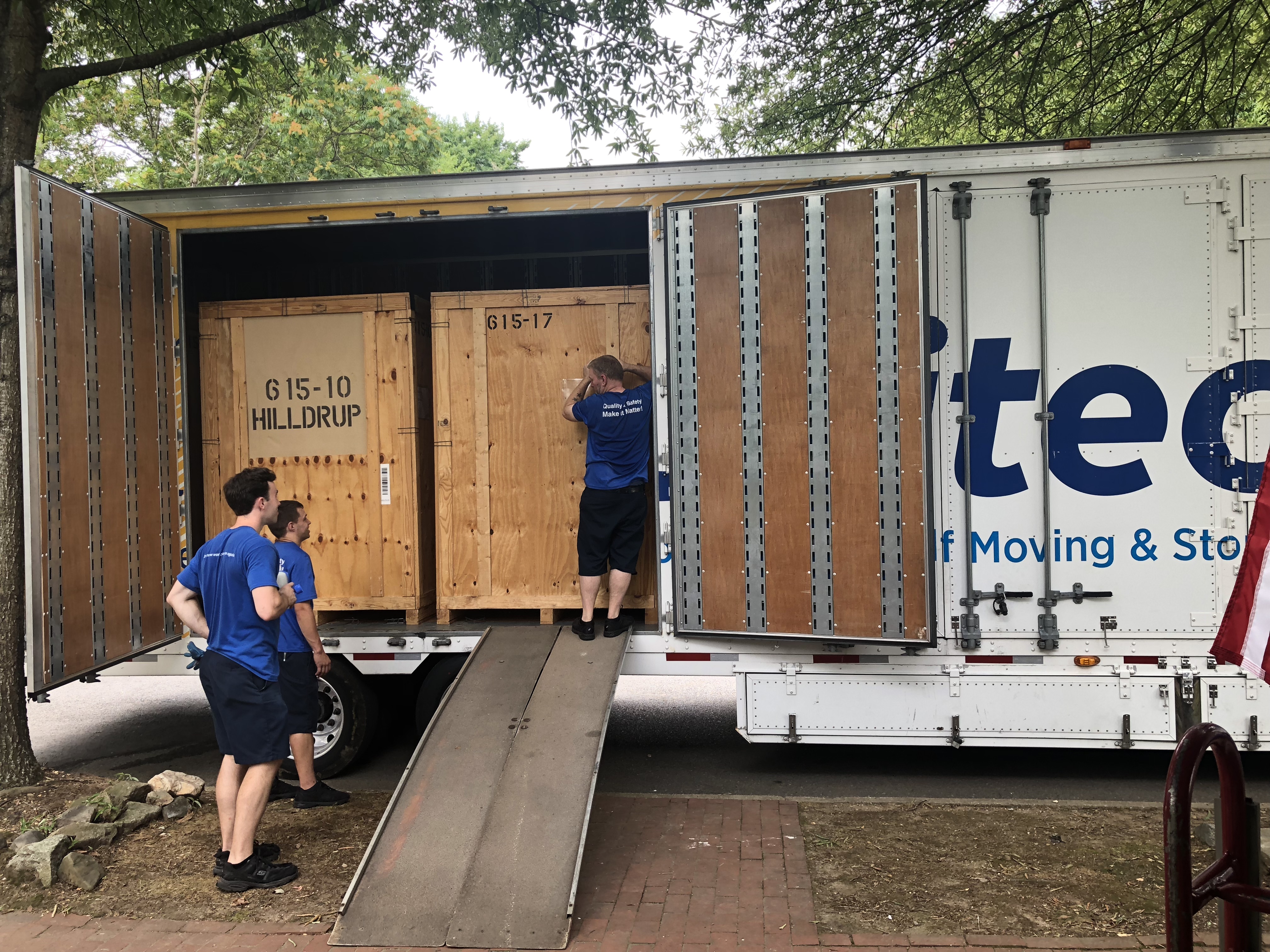 Hilldrup crew unloading truck