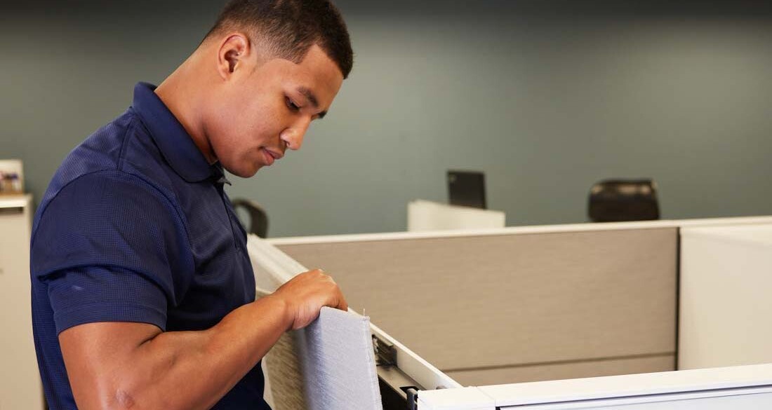 Hilldrup employees installs a cubicle