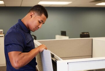 Hilldrup employees installs a cubicle